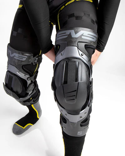 RODILLERAS EVS SPORTS AXIS (FIBRA DE CARBONO)